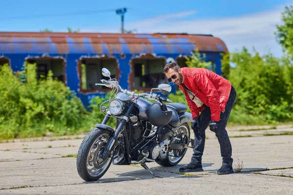 Приємний Чоловік Мотоциклі Чопер — стокове фото