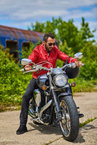 Приємний Чоловік Мотоциклі Чопер — стокове фото