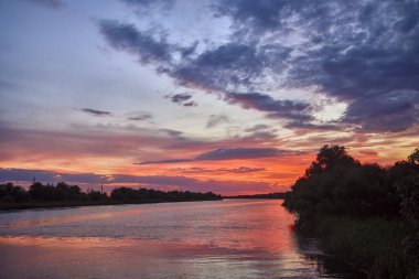 Romanya 'nın Tuna Deltası' nda gün batımına sahip güzel manzara