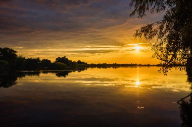 Romanya 'nın Tuna Deltası' nda gün batımına sahip güzel manzara