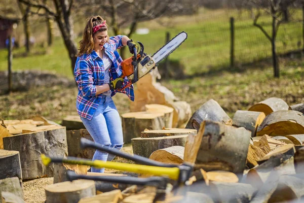 Young Woman Using Chainsaw Cut Log Firewood — Stock Photo, Image