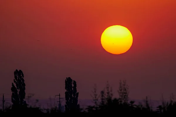 Pôr Sol Com Uma Explosão Solar Visível Superfície Sol — Fotografia de Stock