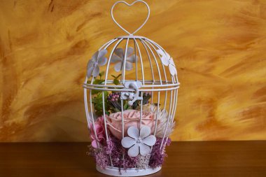 Dekorasyon için suni çiçeklerin güzel düzenlemesi