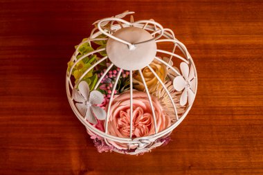 Dekorasyon için suni çiçeklerin güzel düzenlemesi