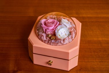 Dekorasyon için suni çiçeklerin güzel düzenlemesi