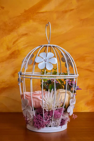 Piękny Układ Sztucznych Kwiatów Dekoracji — Zdjęcie stockowe