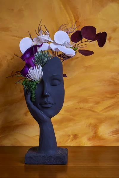Piękny Układ Sztucznych Kwiatów Dekoracji — Zdjęcie stockowe