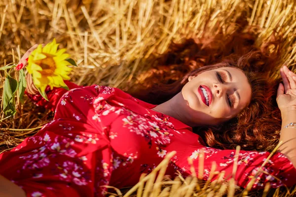 Una Hermosa Mujer Campo Trigo Soleado Día Verano —  Fotos de Stock