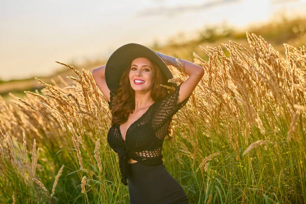 Una Hermosa Morena Con Sombrero Posa Hierba Atardecer —  Fotos de Stock