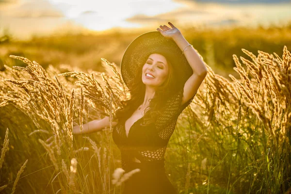 Eine Schöne Brünette Frau Mit Hut Posiert Gras Bei Sonnenuntergang — Stockfoto
