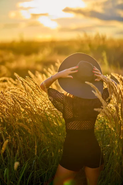 Una Bella Donna Bruna Con Cappello Posa Nell Erba Tramonto — Foto Stock