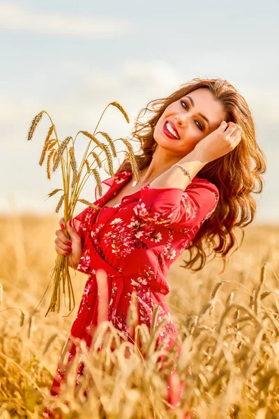 Красива Жінка Пшеничному Полі Сонячний Літній День — стокове фото