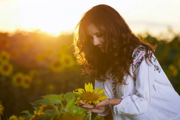 Mooie Vrouw Genietend Van Natuur Het Zonnebloemenveld Bij Zonsondergang Traditionele — Stockfoto