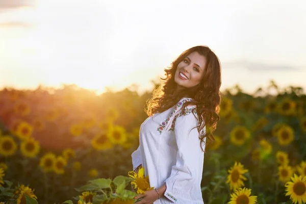Mooie Vrouw Genietend Van Natuur Het Zonnebloemenveld Bij Zonsondergang Traditionele — Stockfoto