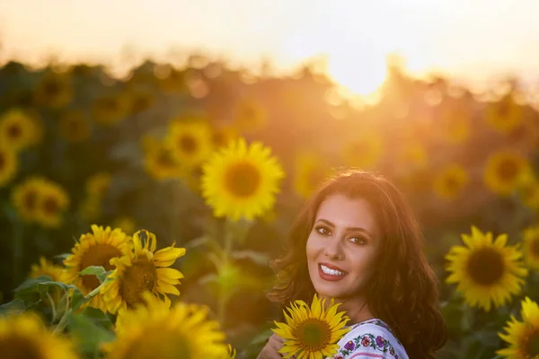 Schöne Frau Genießt Die Natur Sonnenblumenfeld Bei Sonnenuntergang Traditionelle Kleidung — Stockfoto