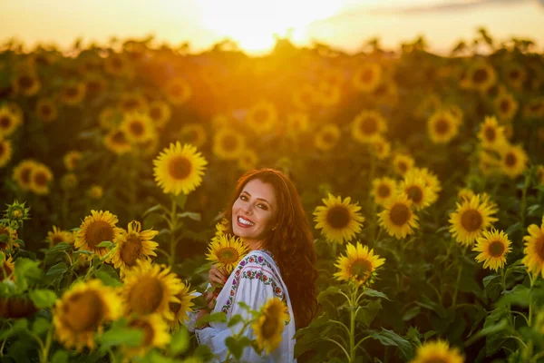 Mooie Vrouw Genietend Van Natuur Het Zonnebloemenveld Bij Zonsondergang Traditionele — Stockfoto