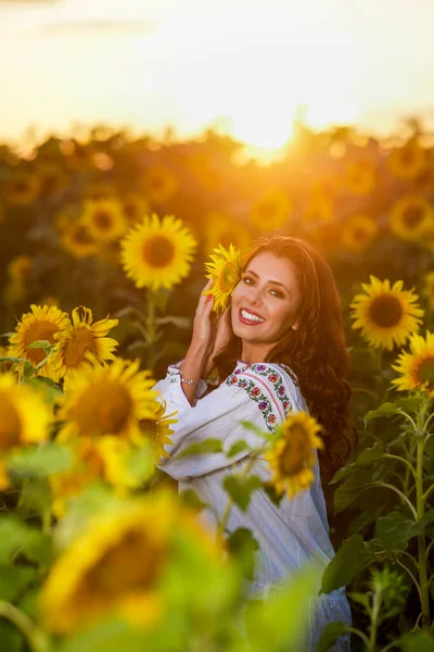 Mooie Vrouw Genietend Van Natuur Het Zonnebloemenveld Bij Zonsondergang Traditionele — Stockfoto