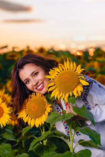 Mooie Vrouw Genietend Van Natuur Het Zonnebloemenveld Bij Zonsondergang Traditionele — Stockfoto