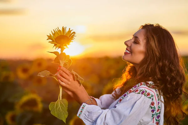 Mooie Vrouw Genietend Van Natuur Het Zonnebloemenveld Bij Zonsondergang Traditionele — Stockfoto