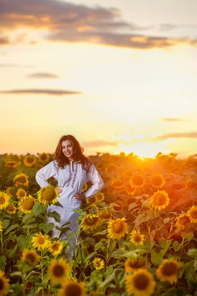 Vacker Kvinna Njuter Naturen Solrosfältet Vid Solnedgången Traditionella Kläder Attraktiv — Stockfoto