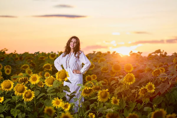 Piękna Kobieta Ciesząca Się Naturą Polu Słonecznika Zachodzie Słońca Tradycyjne — Zdjęcie stockowe