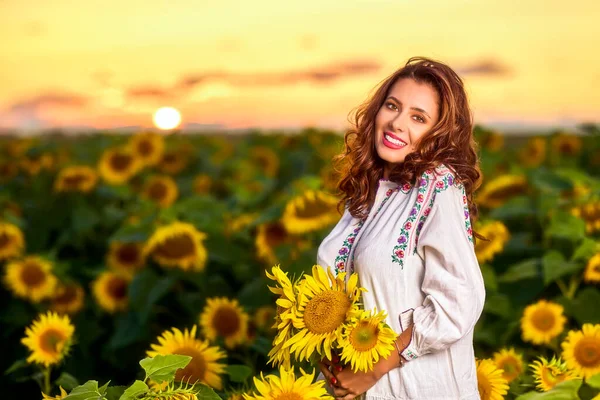 Mooie Vrouw Genietend Van Natuur Het Zonnebloemenveld Bij Zonsondergang Traditionele — Stockfoto