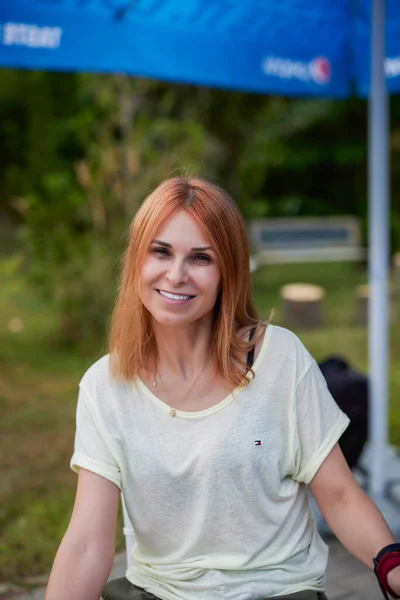 Retrato Una Mujer Borde Lago — Foto de Stock