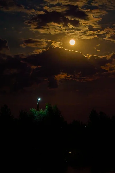 満月と雲の夜の写真 — ストック写真