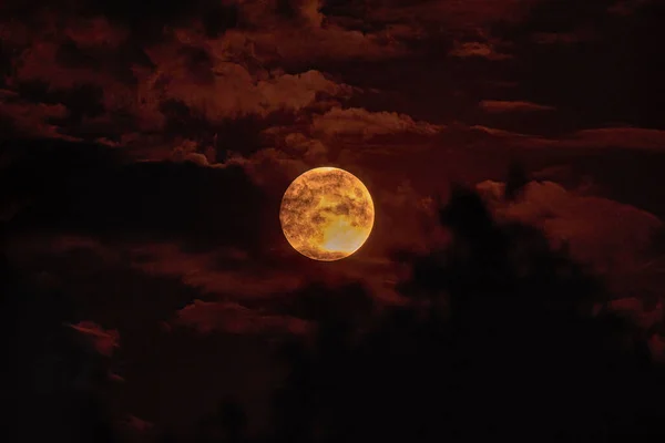 超満月がシルエットに戻るダークレッドヒープクラウド — ストック写真