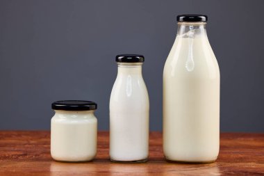 Cam kavanozlarda çeşitli süt ürünleri, organik ürünler..