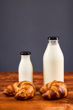 Cam kavanozlarda çeşitli süt ürünleri, organik ürünler..