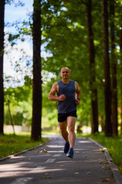 Parkta koşan adam, şehirde spor yapan..