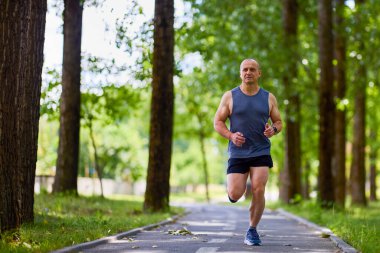 Parkta koşan adam, şehirde spor yapan..