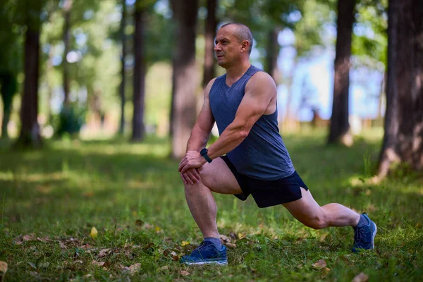 Atleta Masculino Parque Estiramiento Calentamiento Antes Una Carrera — Foto de Stock