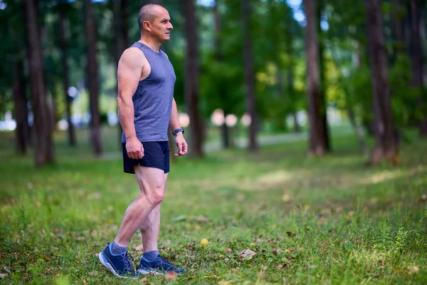 Hombre Corriendo Naturaleza Través Del Parque Deportes Ciudad — Foto de Stock