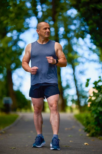 Hombre Corriendo Naturaleza Través Del Parque Deportes Ciudad — Foto de Stock