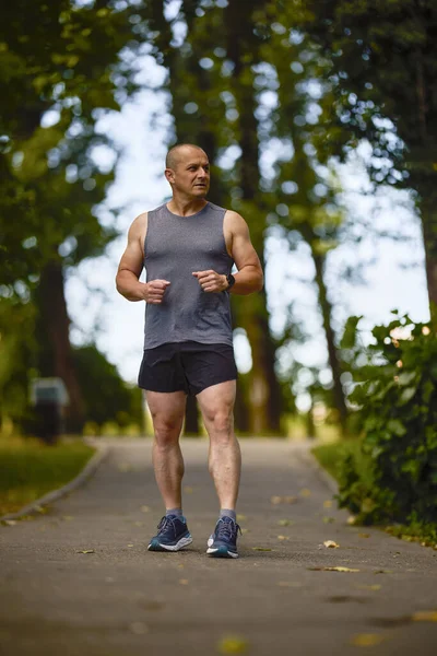 Hombre Corriendo Naturaleza Través Del Parque Deportes Ciudad — Foto de Stock