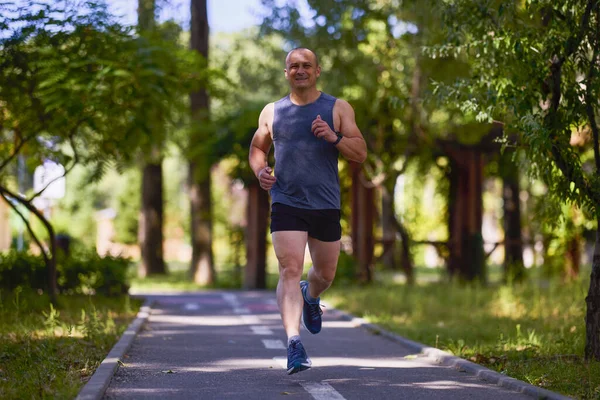 Hombre Corriendo Naturaleza Través Del Parque Deportes Ciudad — Foto de Stock