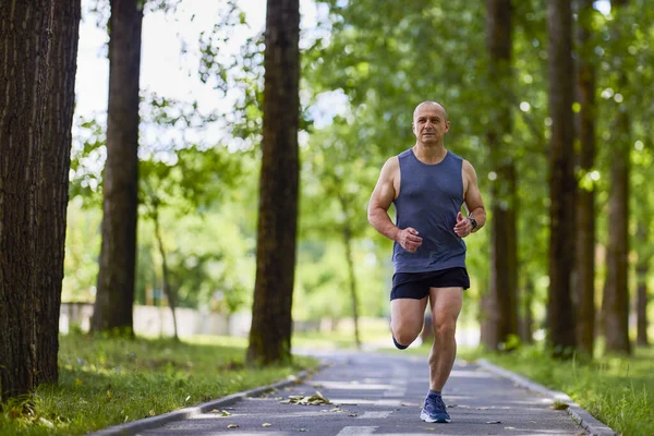 Hombre Corriendo Naturaleza Través Del Parque Deportes Ciudad —  Fotos de Stock