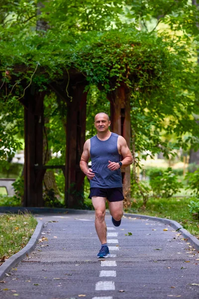 Hombre Corriendo Naturaleza Través Del Parque Deportes Ciudad — Foto de Stock