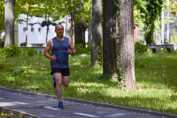Parkta koşan adam, şehirde spor yapan..