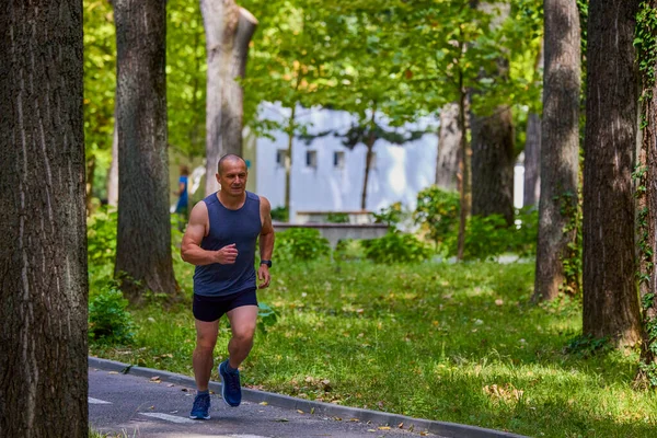 Hombre Corriendo Naturaleza Través Del Parque Deportes Ciudad — Foto de Stock