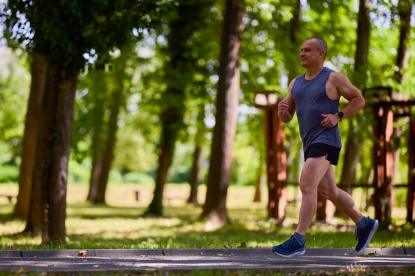 Uomo Che Corre Nella Natura Attraverso Parco Sport Città — Foto Stock