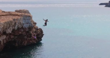4k yavaş çekim videosu kayadan denize atlayan insanlar..