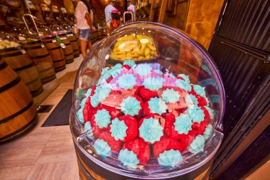 Mallorca, İspanya - 10 Eylül 2021: Mallorca 'nın eski Alcudia kentinin güzel mimarisi, şehrin temsili görüntüleri.