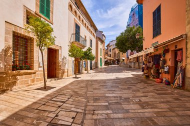 Mallorca, İspanya - 10 Eylül 2021: Mallorca 'nın eski Alcudia kentinin güzel mimarisi, şehrin temsili görüntüleri.