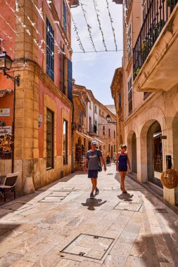 Mallorca, İspanya - 10 Eylül 2021: Mallorca 'nın eski Alcudia kentinin güzel mimarisi, şehrin temsili görüntüleri.