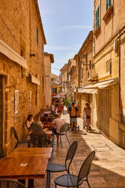 Mallorca, İspanya - 10 Eylül 2021: Mallorca 'nın eski Alcudia kentinin güzel mimarisi, şehrin temsili görüntüleri.