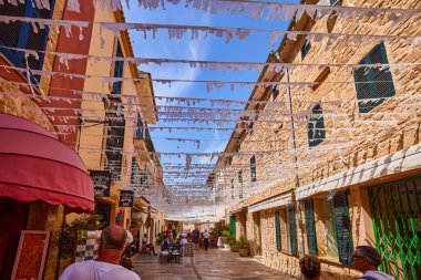 Mallorca, İspanya - 10 Eylül 2021: Mallorca 'nın eski Alcudia kentinin güzel mimarisi, şehrin temsili görüntüleri.