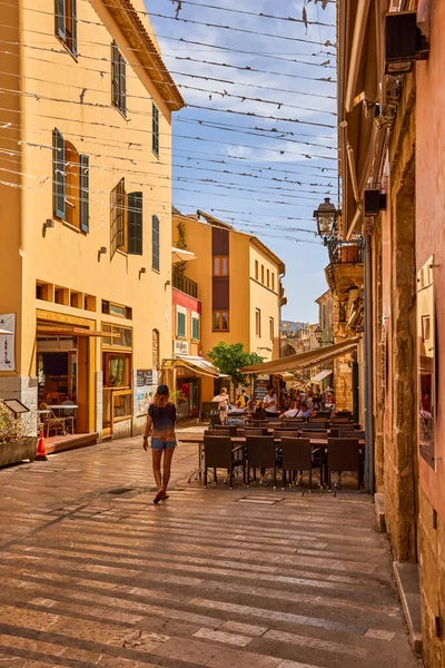 Mallorca, İspanya - 10 Eylül 2021: Mallorca 'nın eski Alcudia kentinin güzel mimarisi, şehrin temsili görüntüleri.